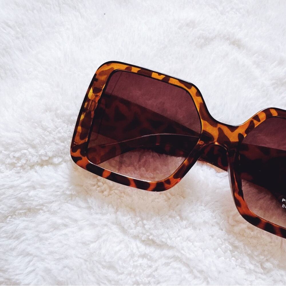 Junia Tortoise Brown Oversized Sunglasses - Picture 2 of 11
